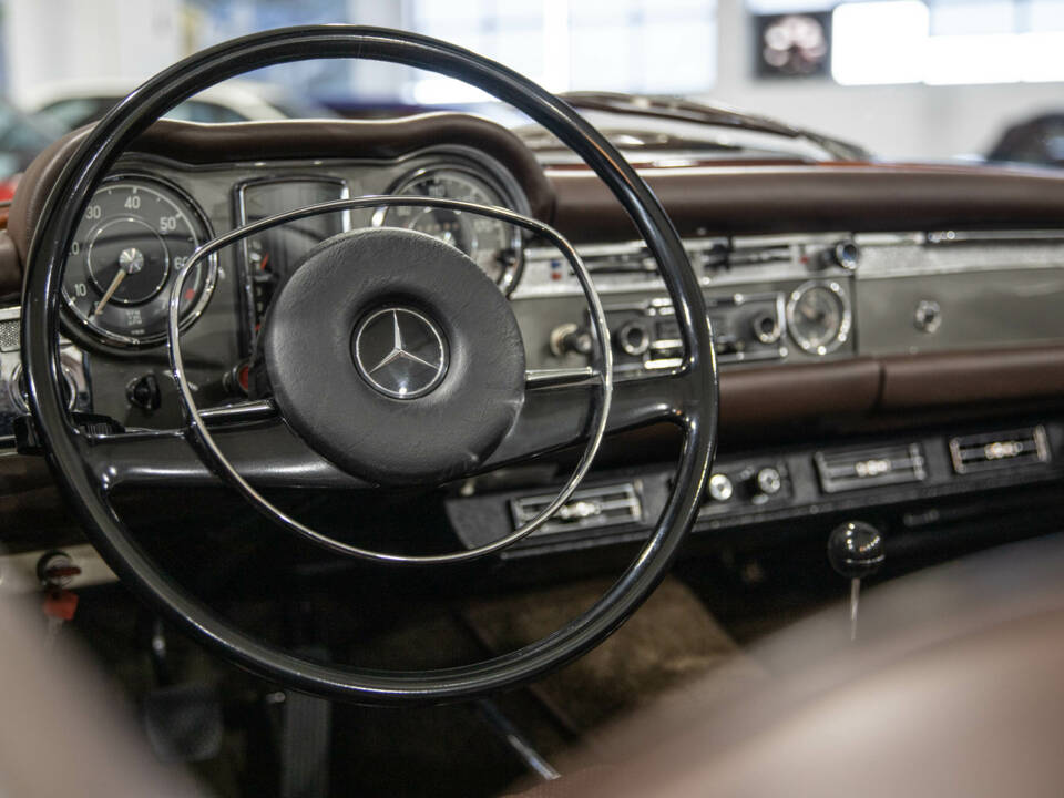 Image 27/35 of Mercedes-Benz 280 SL (1969)