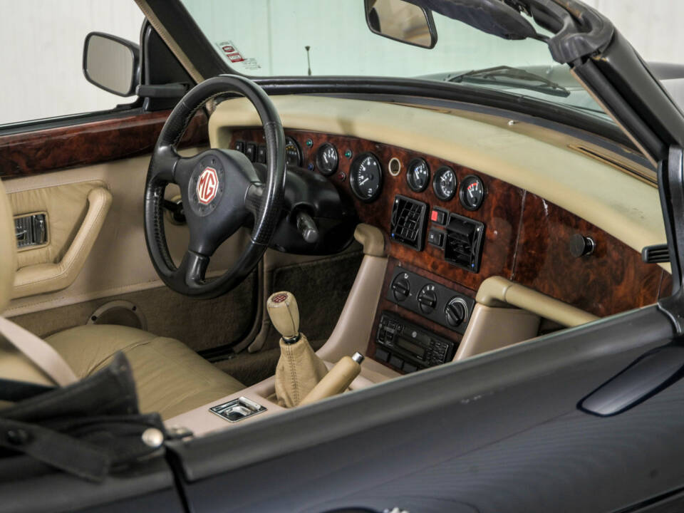 Immagine 33/50 di MG RV8 (1991)