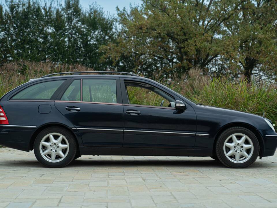 Imagen 4/50 de Mercedes-Benz C 320 T (2001)