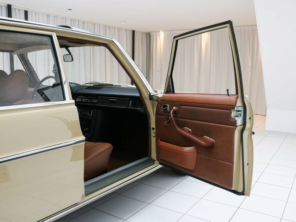 Imagen 9/12 de Mercedes-Benz 200 (1974)