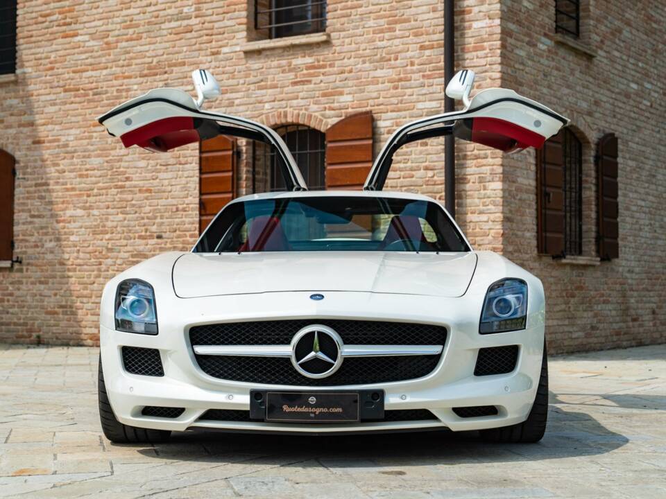 Image 15/50 of Mercedes-Benz SLS AMG (2010)