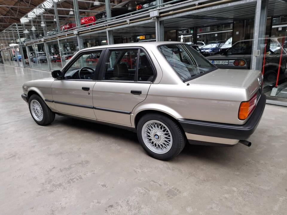Bild 22/24 von BMW 318i (1989)