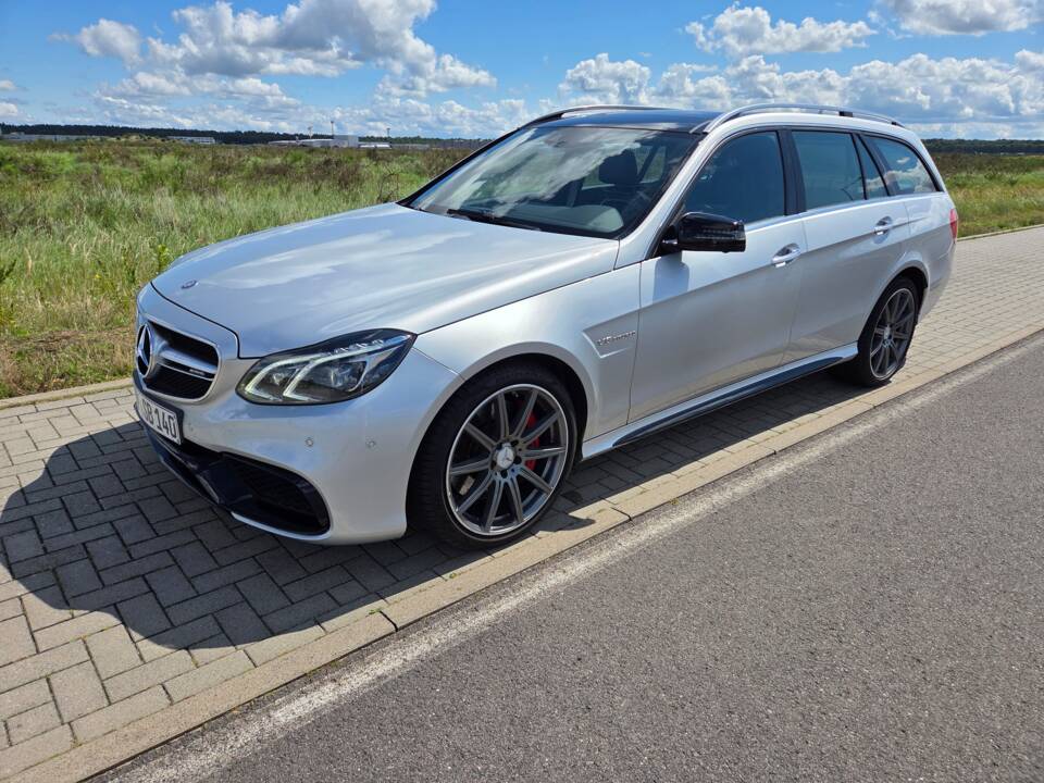 Immagine 1/11 di Mercedes-Benz E 63 S AMG 4MATIC T (2013)