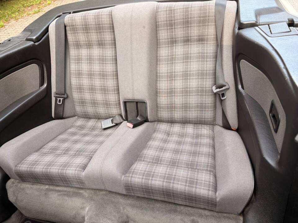 Immagine 22/75 di BMW 320i (1988)