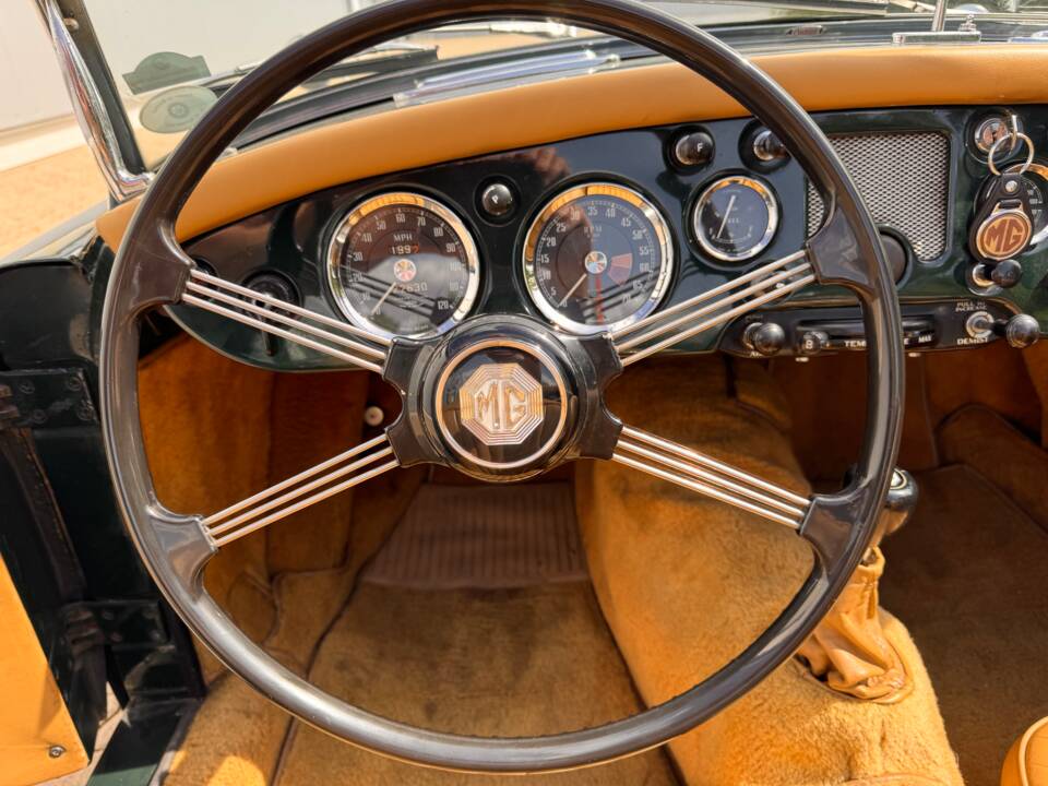 Image 32/79 of MG MGA 1600 (1961)
