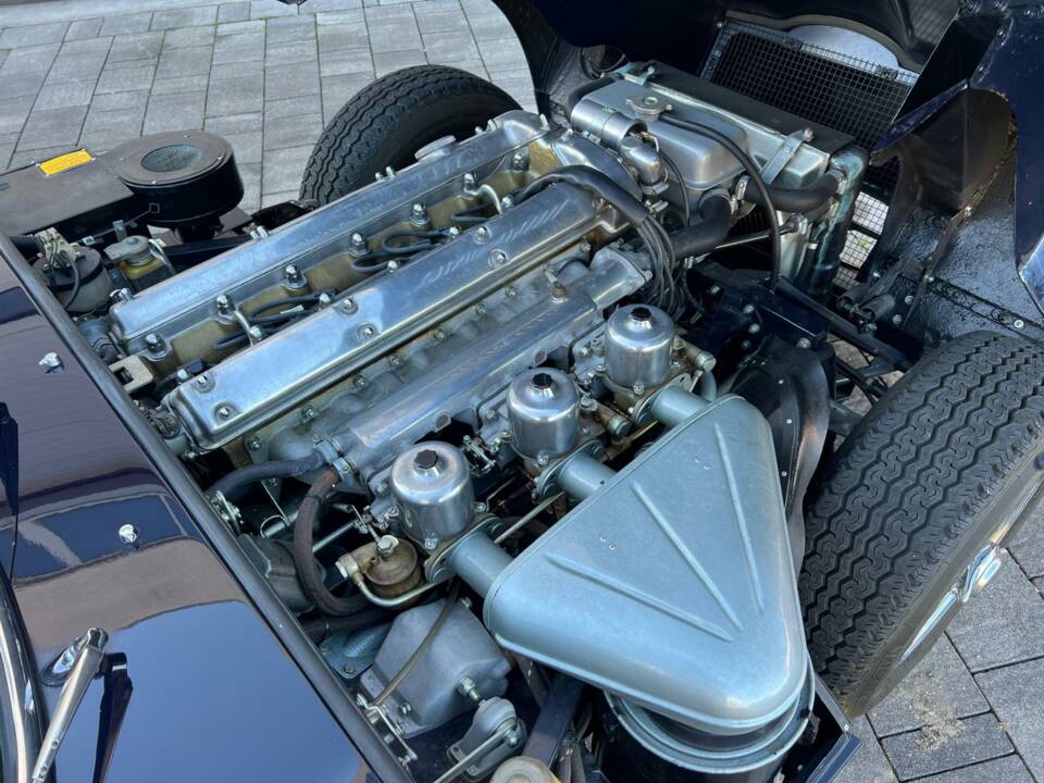 Image 24/33 of Jaguar E-Type 4.2 (1966)