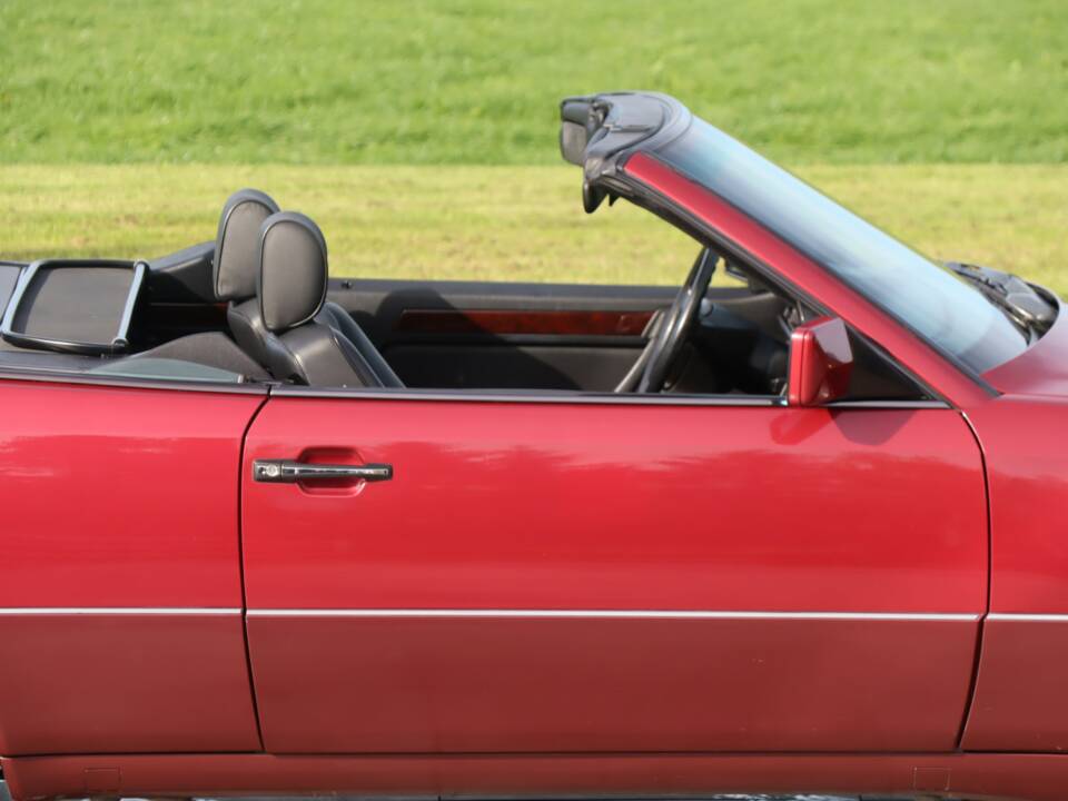 Image 43/50 of Mercedes-Benz E 220 (1994)