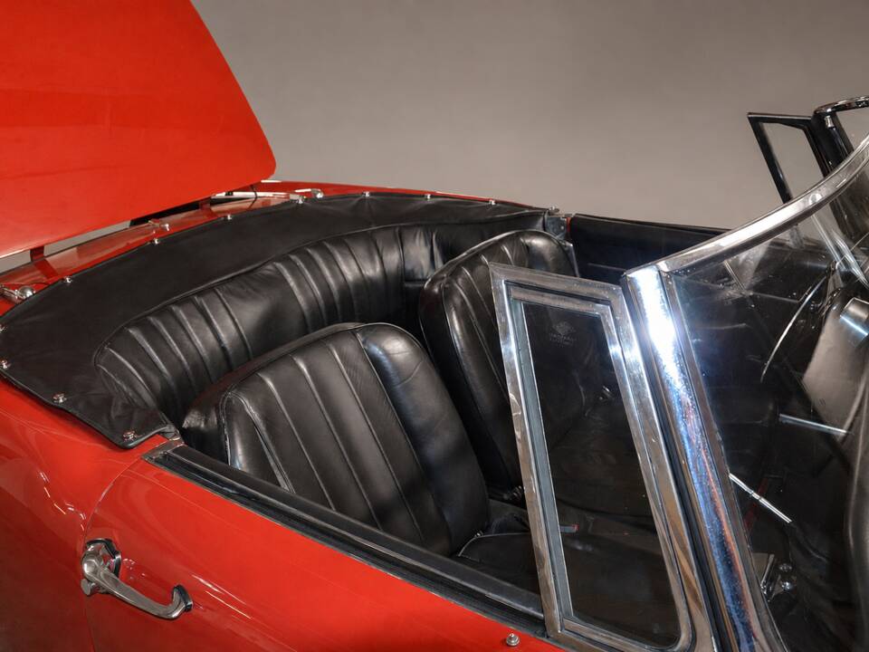 Image 21/31 of Alfa Romeo 2600 Spider (1964)