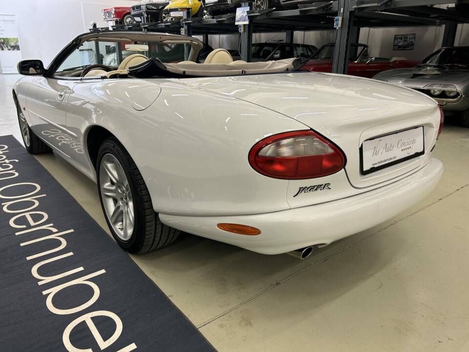 Immagine 7/28 di Jaguar XK8 4.0 (1997)