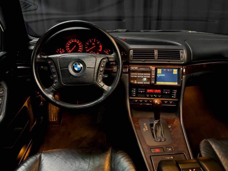 Image 21/41 of BMW 750i (2000)