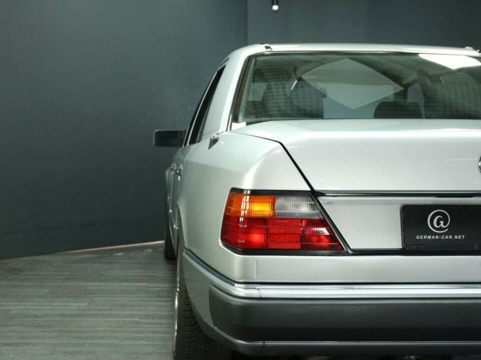 Bild 33/50 von Mercedes-Benz 300 E-24 (1992)