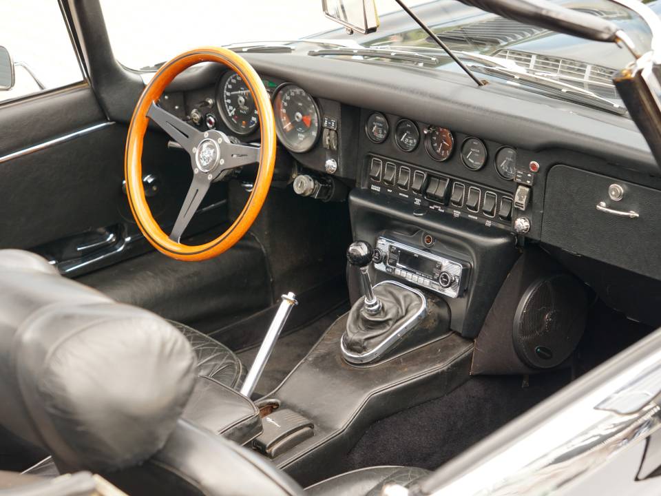 Image 18/41 of Jaguar E-Type (1970)
