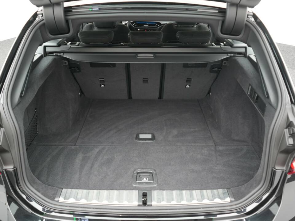 Image 49/50 of BMW 330i xDrive Touring (2025)