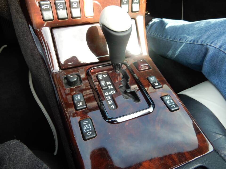 Image 24/25 of Mercedes-Benz SL 500 (2000)