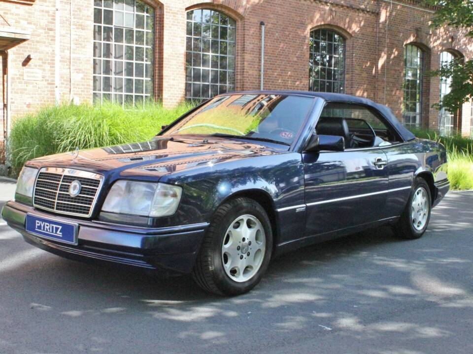 Image 4/21 of Mercedes-Benz E 320 (1995)