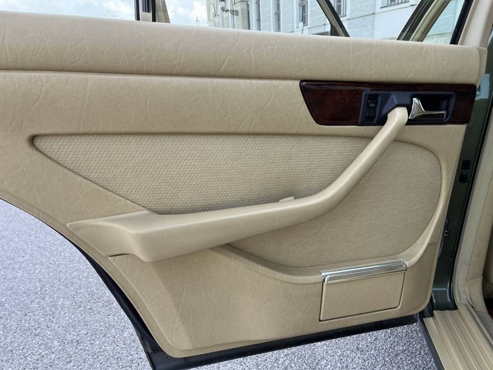 Image 39/50 of Mercedes-Benz 380 SE (1984)