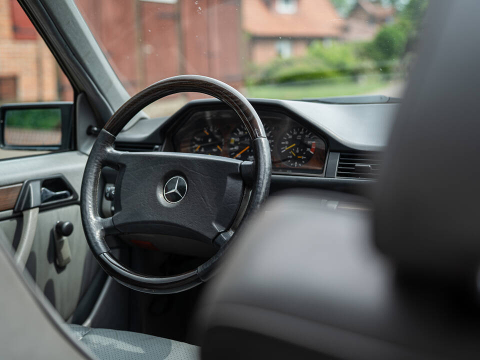 Image 26/66 of Mercedes-Benz 200 TE (1989)