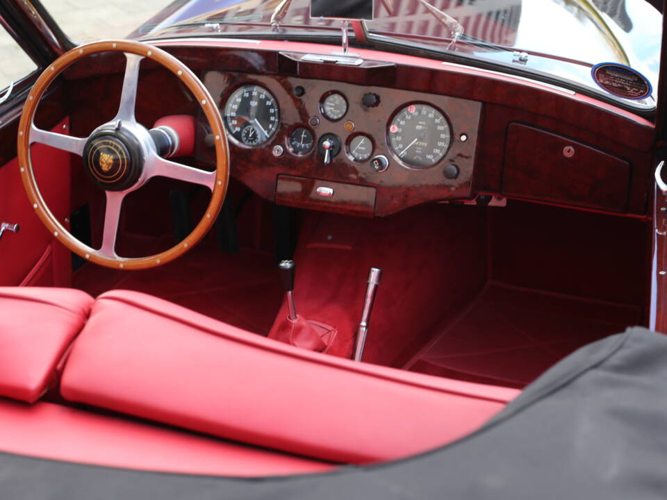 Image 21/40 of Jaguar XK 120 DHC (1953)