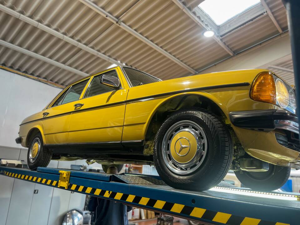 Image 33/139 of Mercedes-Benz 240 D (1978)