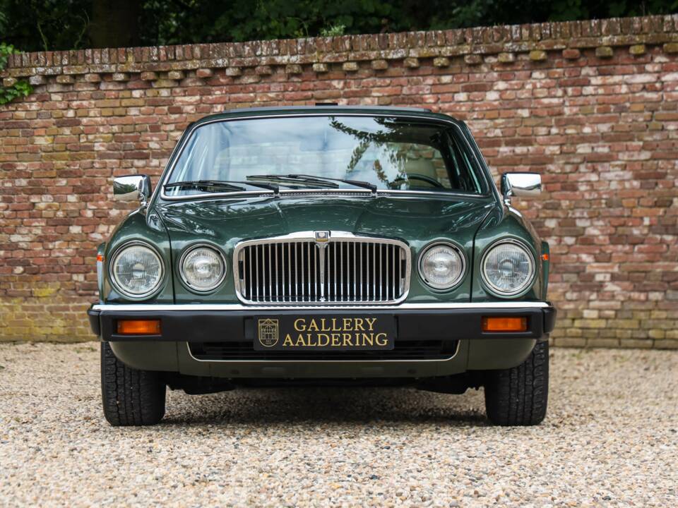 Image 37/50 of Jaguar XJ 6 4.2 (1985)