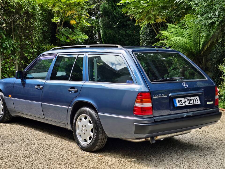 Image 6/36 of Mercedes-Benz 220 TE (1993)