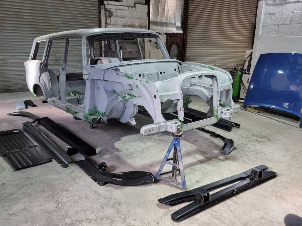 Image 18/31 of Mercedes-Benz 230 S Universal (1966)