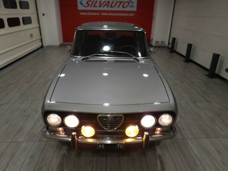 Image 13/14 of Alfa Romeo 2000 Berlina (1973)