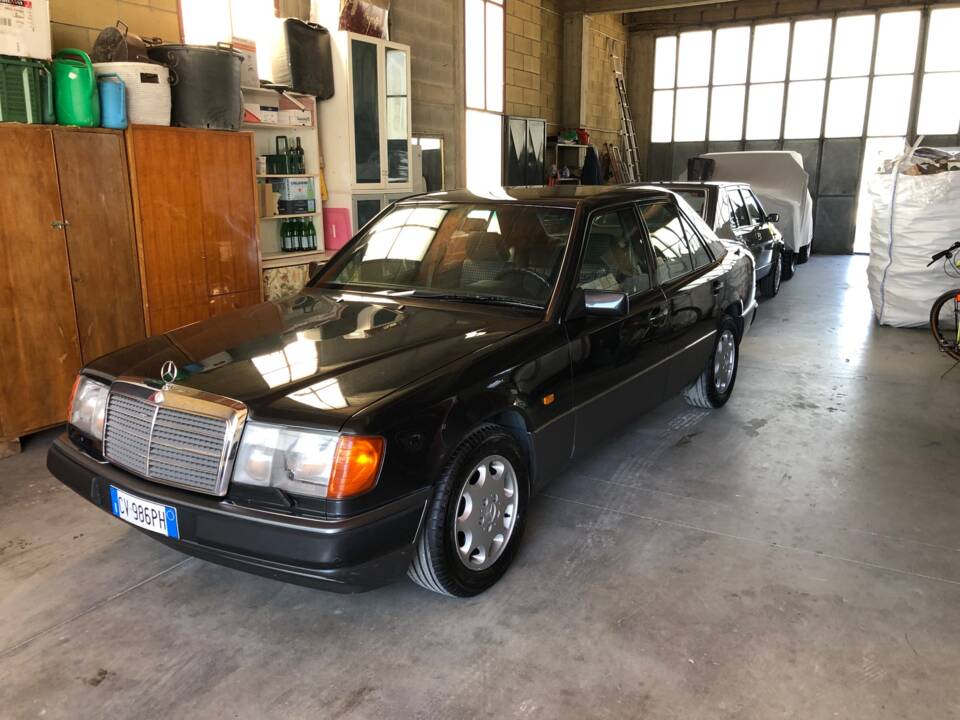 Imagen 2/8 de Mercedes-Benz 300 D Turbo (1992)