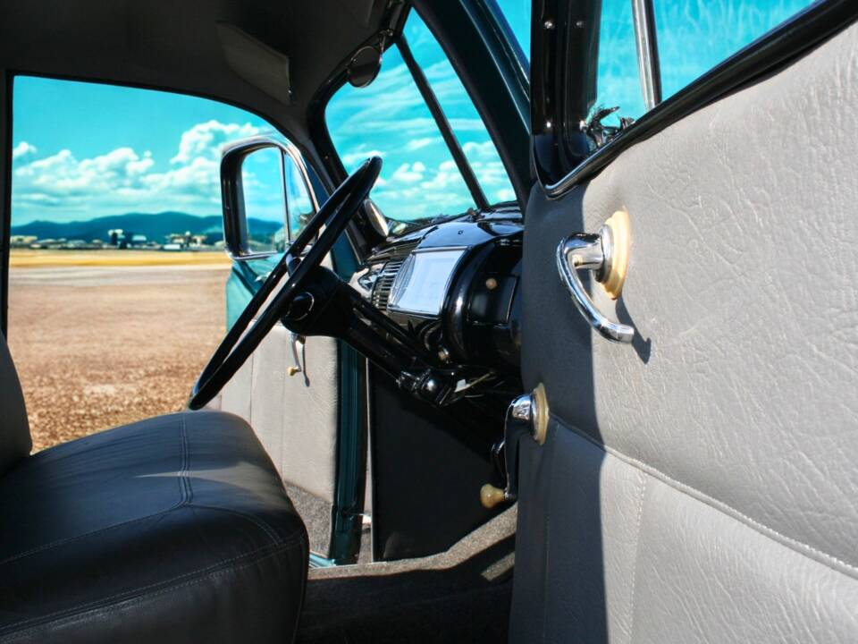 Image 4/28 of Ford Deluxe (1940)