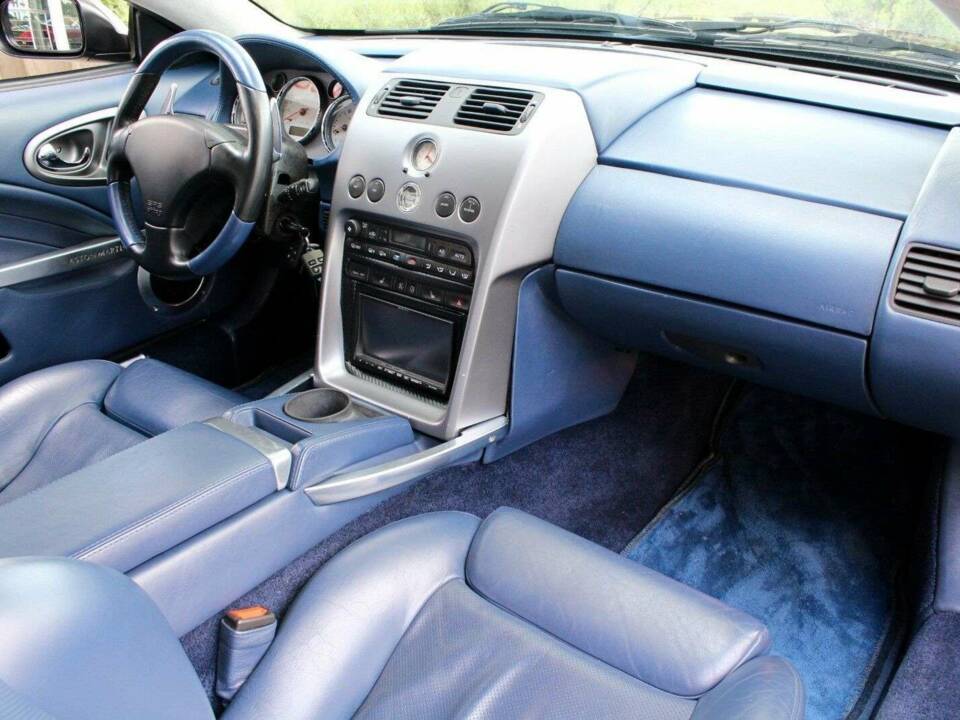 Immagine 13/15 di Aston Martin V12 Vanquish (2004)