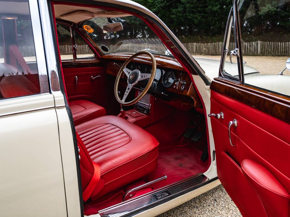 Bild 28/51 von Jaguar 240 (1968)