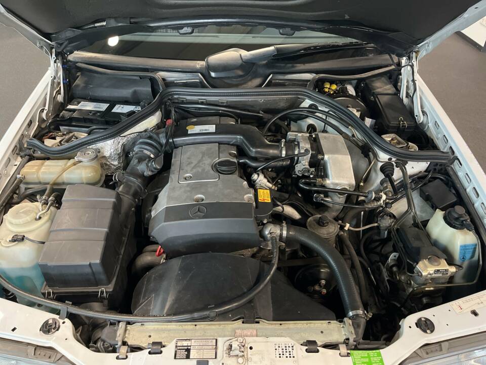 Imagen 17/22 de Mercedes-Benz 220 TE (1993)
