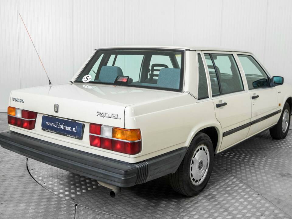 Image 25/50 of Volvo 740 GL (1987)
