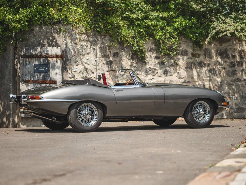 Image 2/50 of Jaguar Type E 3.8 (1963)