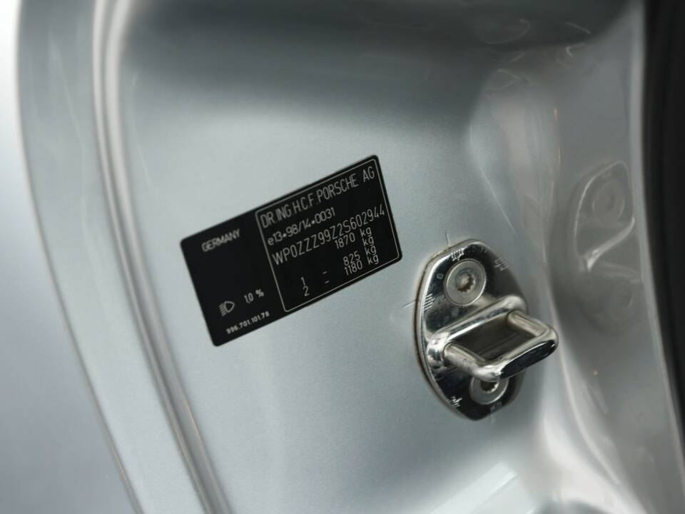 Image 39/50 of Porsche 911 Carrera 4S (2004)