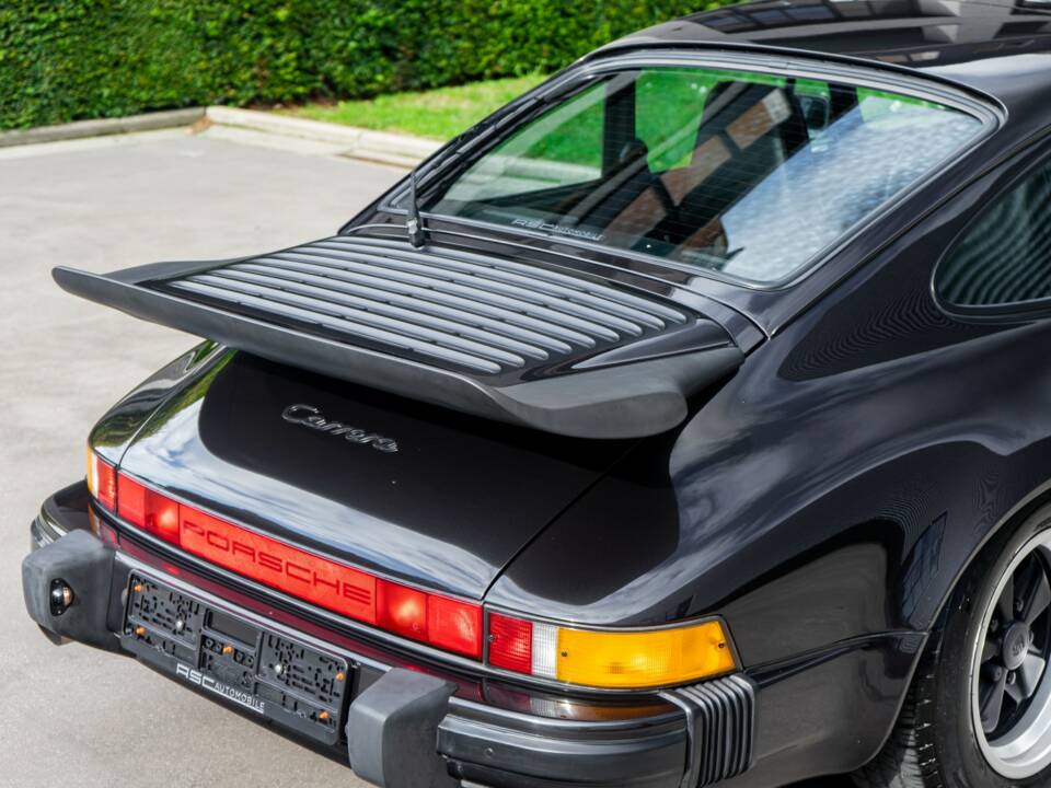 Image 14/33 de Porsche 911 Carrera 3.2 (1987)