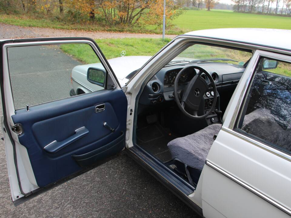 Image 13/22 of Mercedes-Benz 200 (1978)