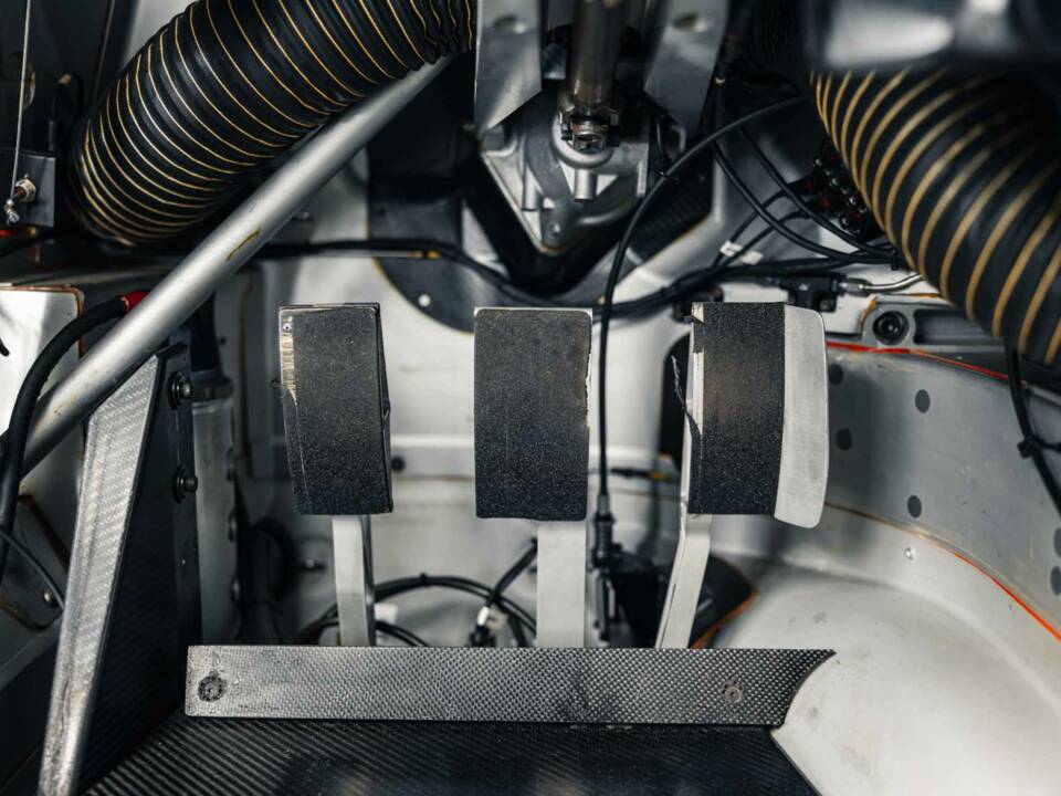 Image 10/30 of Aston Martin DBR9 GT1 (2006)