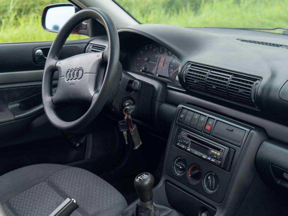 Image 23/40 de Audi A4 1.6 (1995)