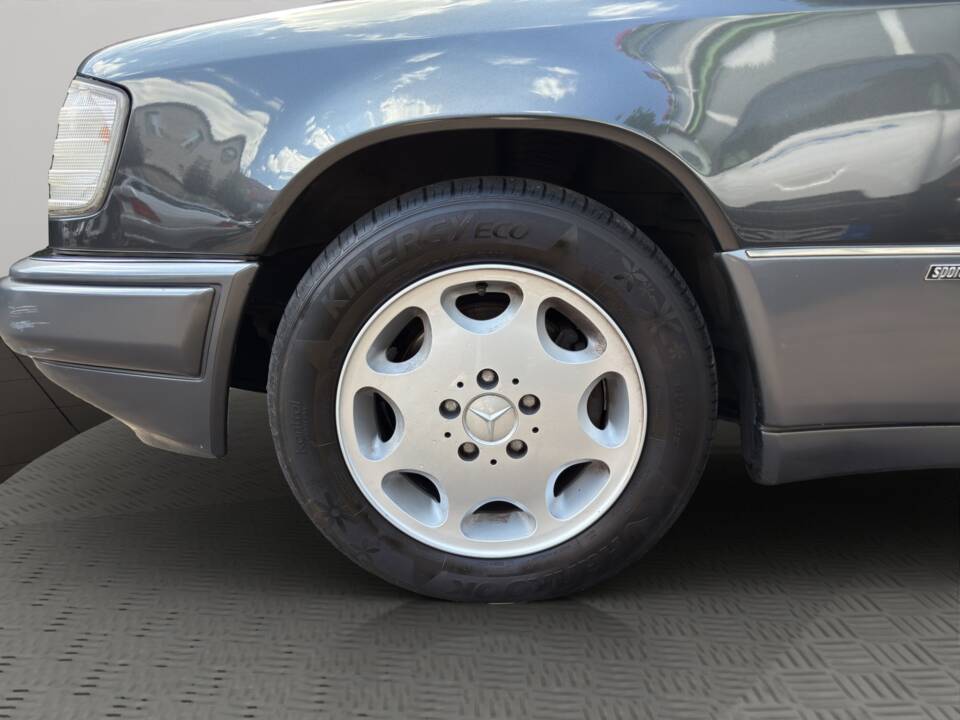 Imagen 21/24 de Mercedes-Benz E 220 (1993)