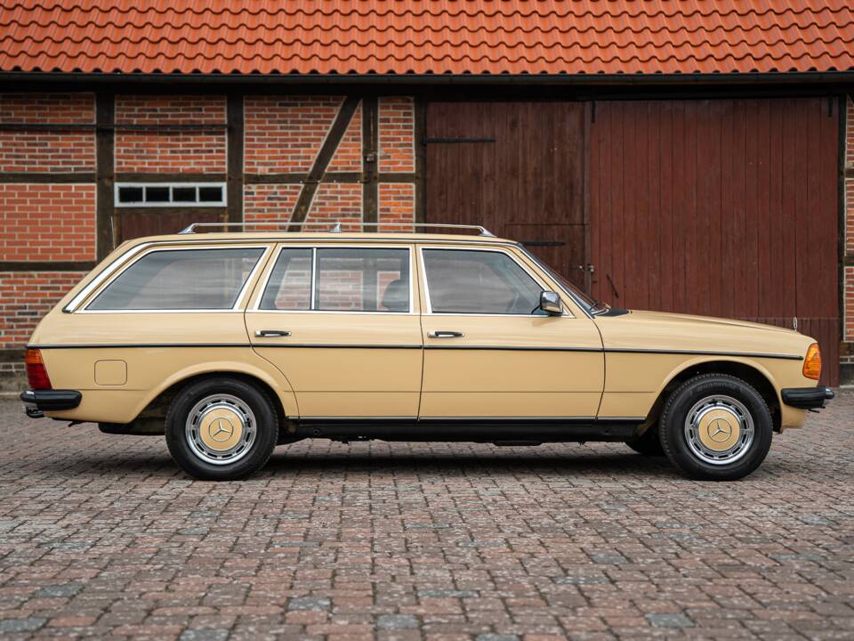 Image 10/53 de Mercedes-Benz 200 T (1982)