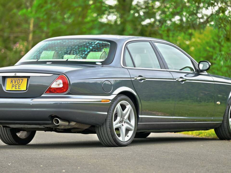 Image 11/50 of Jaguar XJ 8 4.2 (2007)