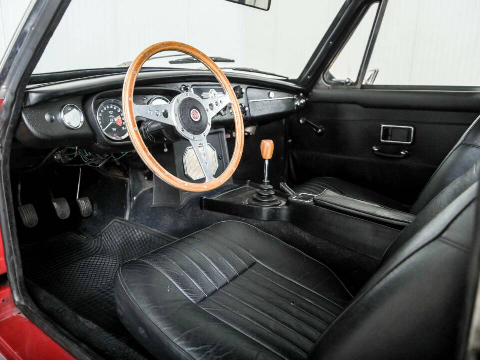 Image 20/50 of MG MGB GT (1967)