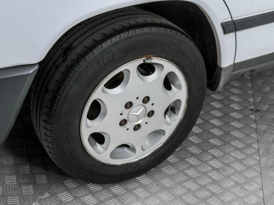 Image 33/50 of Mercedes-Benz 200 (1986)