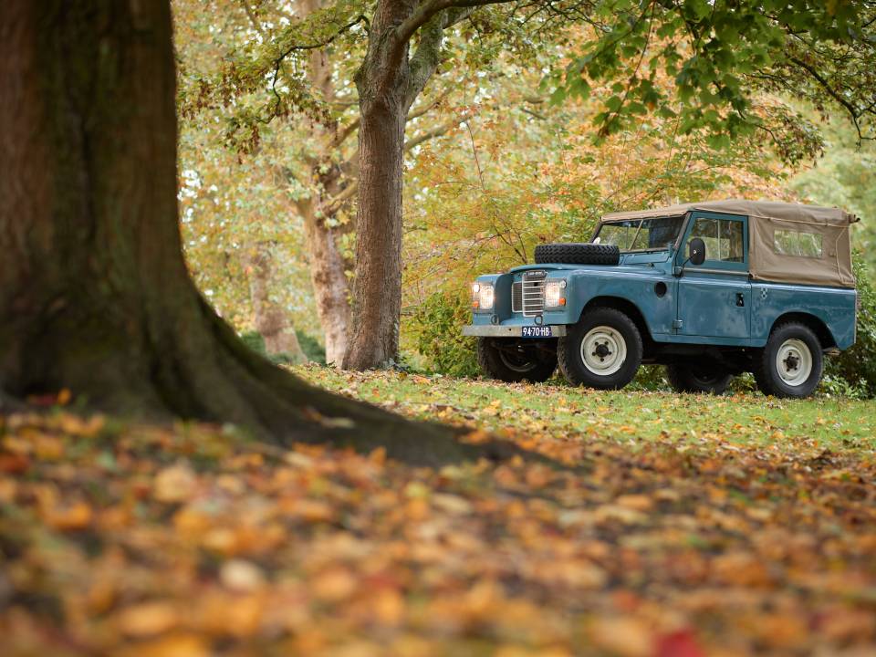 Image 12/50 of Land Rover 88 (1976)