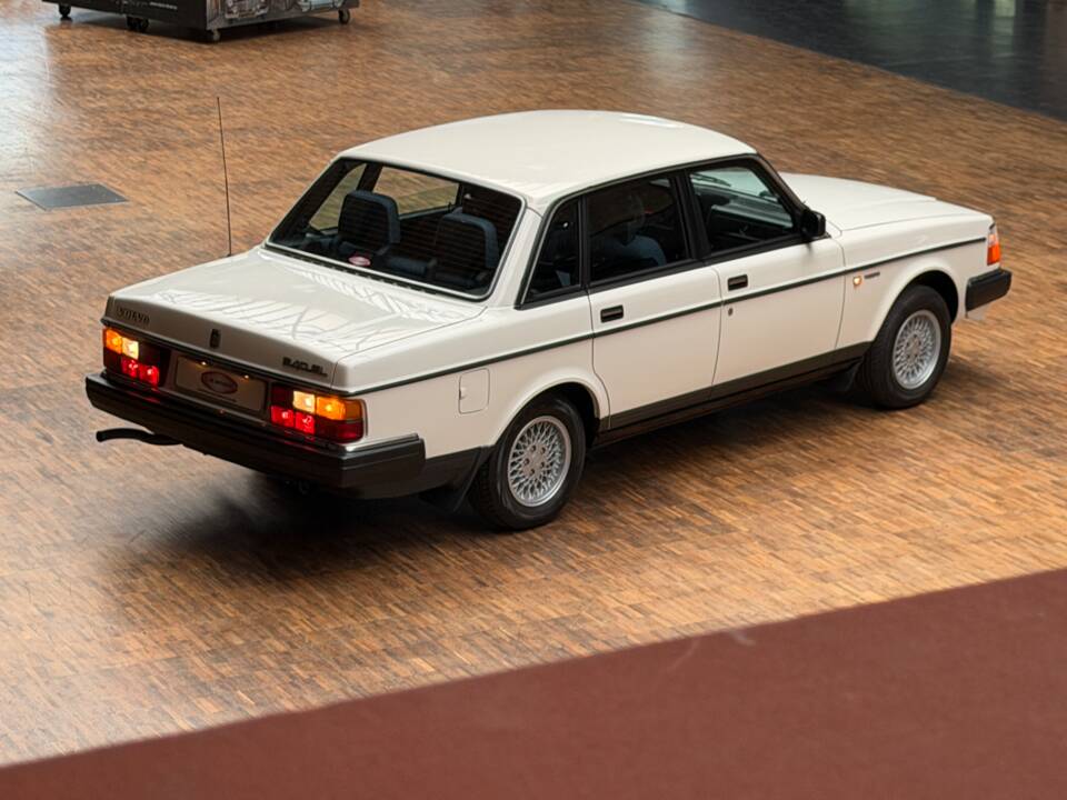 Bild 9/43 von Volvo 240 (1989)