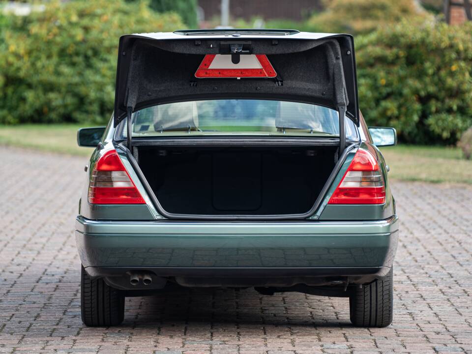 Bild 18/74 von Mercedes-Benz C 280 (1993)
