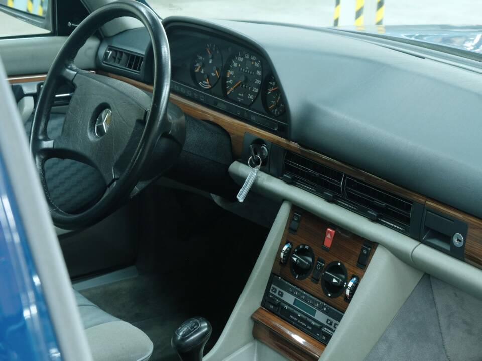 Bild 25/50 von Mercedes-Benz 300 SE (1990)