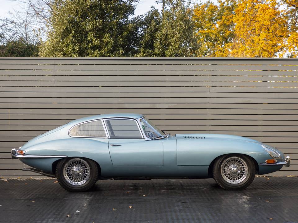 Image 3/30 of Jaguar Type E 4.2 (1965)