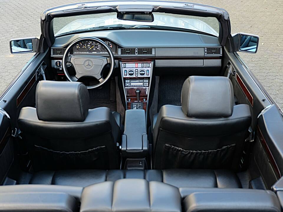 Image 21/74 of Mercedes-Benz E 320 (1997)